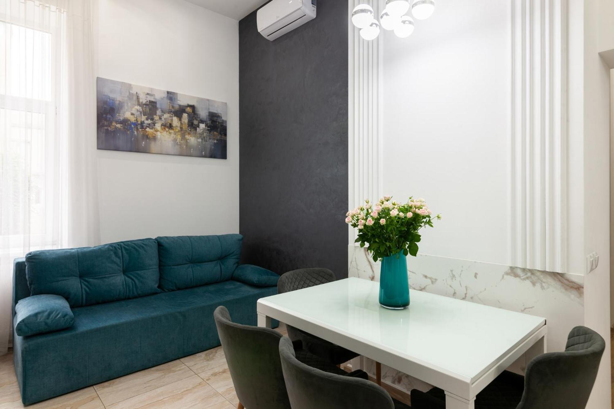 Royal Apartment On Franka 28 Lviv Exteriör bild